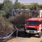 La diligencia de los bomberos de León acabó con el peligro.