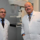 El jefe de la sección de Oncología del Hospital de León, Andrés García Palomo, a la izquierda, y el