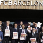 Joan Laporta, rodeado de la que sería su junta, muestras las 4.807 firmas recogidas antes de entregarlas en el Camp Nou.
