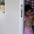 Una niña en uno de los barracones del campo de refugiados de la isla de Lesbos.