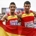 Mechaal, a la derecha, junto a Fifa tras la final de 5.000 del campeonato de Europa.