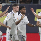Asensio es felicitado por sus compañeros tras anotar el definitivo 0-2 para el Real Madrid. RÍOS
