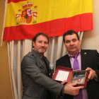 Juan Carlos (izquierda), ex del Barcelona, en una imagen con la peña barcelonista de Astorga . BALI