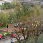 Coches de la Policía Local y de la Nacional al borde del río, en la zona donde fue rescatado el hombre