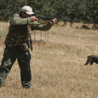 Un cazador se dispone a disparar para cobrarse una pieza.