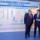 Alfonso Fernández Mañueco, en el centro, durante la presentación del calendario vacunal. DL