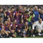 Jugadores y técnicos del Barcelona posan con la Supercopa, el primer trofeo de la temporada.
