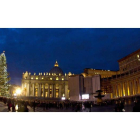 El Vaticano encendió el árbol de Navidad instalado como es tradición en la plaza de San Pedro.