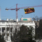 Imágenes de la bandera colgada por los ecologistas de Greenpeace en protesta contra las acciones de Trump.