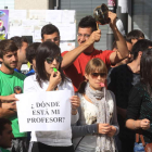 Los alumnos de primero de Forestales hicieron sonar las cacerolas y los silbatos a las puertas de la fachada principal del Campus de Ponferrada.