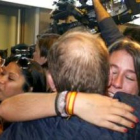 Una mujer abraza a un familiar al llegar, ayer, a Barajas tras aterrizar el avión de Repsol.