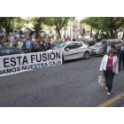 Los manifestantes abuchearon a los consejeros que anunciaron su voto favorable a la fusión.