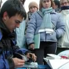 Uno de los expertos en anillamiento de aves realiza una demostración en Posada de Valdeón