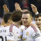 Wayne Rooney celebra un gol con sus cumpañeros del Manchester United.