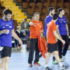 Manolo Cadenas, en el centro, junto a algunos de los Hispanos, tras el entrenamiento de ayer.