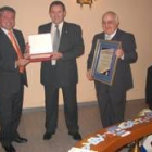 José Antonio Domínguez, Joaquín Carro y José Antonio Hernández posan con las dos distinciones