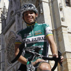 Miguel Ángel Benito prepara la temporada ciclista como profesional del equipo Caja Rural-Seguros RGA. En la imagen posa delante de la Catedral de León.