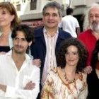 Los protagonistas con el director del filme, Montxo Armendáriz