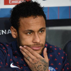 Neymar, en el banquillo del Parque de los Príncipes en el partido del PSG ante el Mónaco.