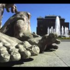 Los pies de la grandiosa escultura de bronce que se encuentra en la plaza de Santo Domingo