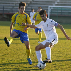 Celada, a la derecha, controla el balón ante la oposición de un jugador abulense. F. OTERO PERANDONES