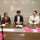 Evelia Fernández, Pablo López y Sandra Llamas, ayer, durante la presentación de las actividades del Día Mundial del Libro. MARCIANO PÉREZ