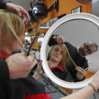 David García Firón trabajando en su peluquería de la calle Villafranca de Astorga.
