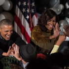 Obama y su mujer, Michelle, saludan a un grupo de niños en un evento por Halloween en la Casa Blanca, en Washington.