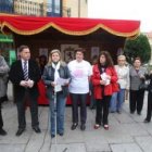 La secretaria de la asociación, Mar Gutiérrez, lee el manifiesto en la Plaza de San Marcelo