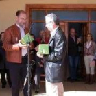 El alcalde entrega a Fernández uno de los regalos