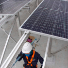 Un panel o placa solar está formado por entre 30 y 70 celdas solares, dependiendo del fabricante. Unimedios