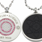 Dos diseños del collar cuántico al que se le atribuyen propiedades curativas.