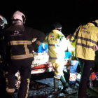 Momento en el que los operarios logran sacar al maquinista de la locomotora. SEPA