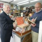 El concejal de Cultura de Ponferrada, Manuel Rodríguez inauguró ayer la Feria del Libro Antiguo