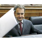 Zapatero, en su escaño del Congreso justo antes de intervenir.