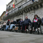 Concejales, el gerente de la Junta y miembros de Ambi, ayer ante la Casa Consistorial.