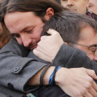 Monedero se fundió en un cariñoso abrazo con el líder de Podemos.