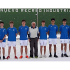 Los tenistas de la Escuela del Nuevo Recreo con su entrenador. DL