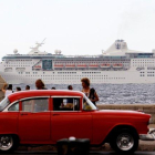 Un crucero con turistas que pasan frente al Malecon en La Habana,  Cuba.