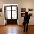 Una visitante admira algunas de las obras que pueden verse en la exposición