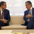 El presidente Rodríguez Zapatero conversa con el presidente de Caja Madrid, Blesa, en una imagen de