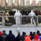 Un grupo de migrantres esperan para desembarcar a bordo de un barco de Frontex en Sicilia en una foto del febrero del 2015.