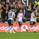 Los jugadores de Valencia felicitan a Barragán tras el gol del empate, ante un desolado Casillas.