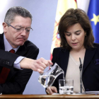 Ruiz-Gallardón y Sáenz de Santamaría, en la rueda de prensa posterior a la reunión del Gobierno.