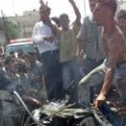 Varios palestinos intentan sacar el cadáver del líder de Hamas del coche bombardeado por Israel