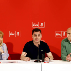Eugenia Gancedo, Javier Alfonso Cendón y José Antonio Diez, ayer en la sede del PSOE. MARCIANO PÉREZ