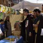 Majo, que vistió de caballero, visita el puesto de velas que montaron un grupo de niños. CAMPOS