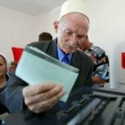Un anciano vota en un colegio electoral para elegir al nuevo presidente de Albania