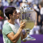 Carlos Alcaraz besa el trofeo que le acredita como campeón de Quenn’s. TOLGA AKMEN