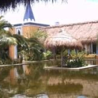 Los restos de Emily en la piscina del hotel, que sirvió para proteger el mobiliario de la terraza